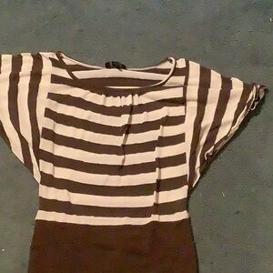 Is byer sweater shirt  short sleeves size small.